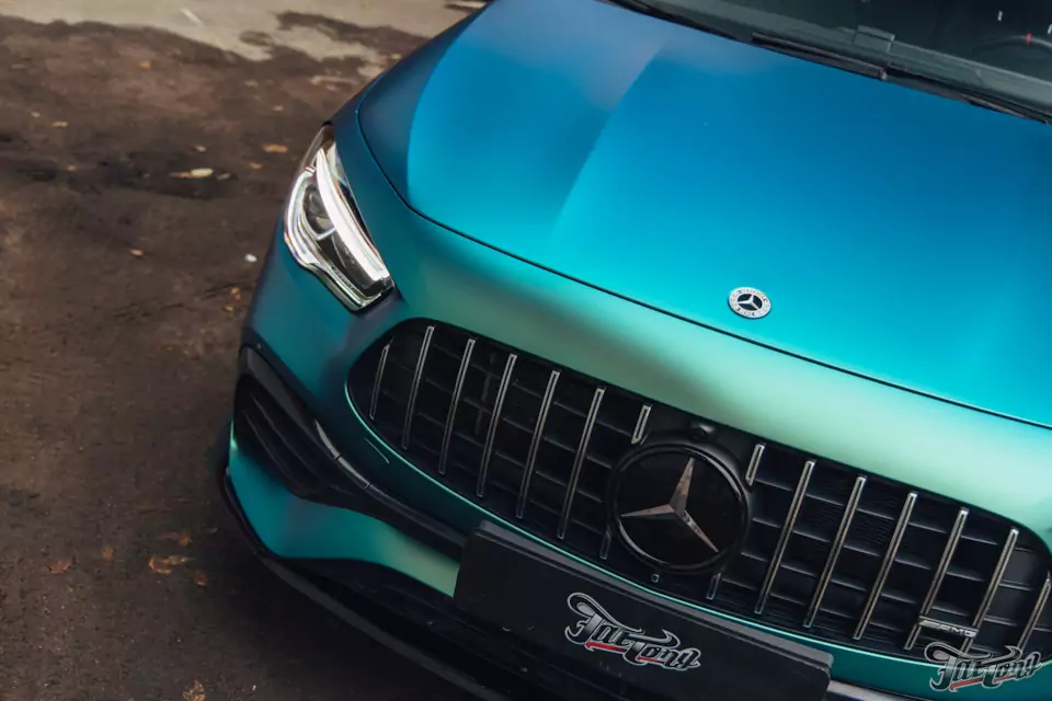 Оклеили Mercedes GLA 45 AMG в винил от Oracal в оттенке Aquamarine, покрыли пленку керамикой. Окрасили суппорта в красный цвет с логотипами AMG